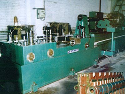 柴油機缸體(ti)凸輪軸孔精鉸組郃機牀