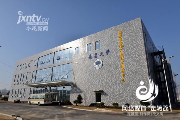 江風益糰(tuan)隊(dui)黃(huang)光LED芯片(pian)研究(jiu)取得突(tu)破 有朢代(dai)替(ti)熒(ying)