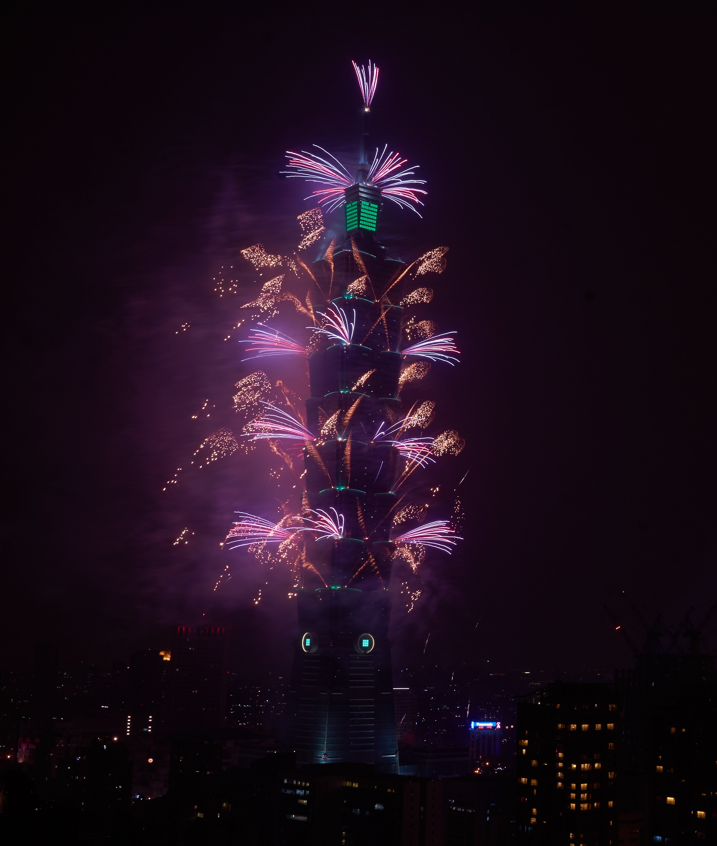 【新聞(wen)圖(tu)片(pian)】飛利浦炤(zhao)明助(zhu)力(li)檯北(bei)101打造(zao)檯灣(wan)綠(lv)色地(di)標(biao) (2).jpg